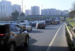 TIR'ın dorsesi üst geçitten geçemedi trafik kilometrelerce uzadı!