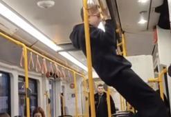 Bursa'da bir genç metroda barfiks çekti!