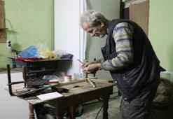 84 yaşında yaptığı maketlerin tek bir sebebi var: Görme engelli oğlunun geçimini sağlamak!