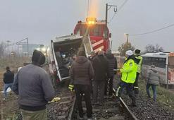 Kırklareli'nde yük treni fabrika servisine çarptı!