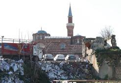 Fatih'te utandıran manzara! 900 yıllık tarihi Molla Gürani Camisinin önü çöplük arkası otopark