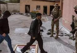 Suriye'de Esad Rejimi'nin askerleri tek tek silahlarını teslim ediyor! Esad'ın posterine basıp içeri giriyorlar