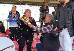 Adana'da, bir adam tribünde maç izleyen karısına davullu zurnalı yıldönümü sürprizi yaptı