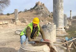 Kastabala Antik Kenti'nde depremde hasar alan sütunlar yeniden ayağa kaldırılıyor