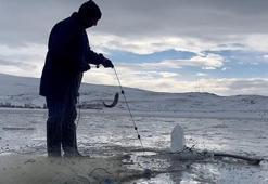 Kars'ta Eskimo usulü balıkçılık! Buzu kırıp göle ağları bıraktı iki gün sonra geri geldi