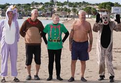 Aydın'da İngiliz turistler sahipsiz sokak hayvanları için denize girdi
