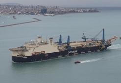 Karadeniz'de bulunan doğalgazın taşınması için boru hattını serecek gemi İstanbul Boğazı'ndan geçti