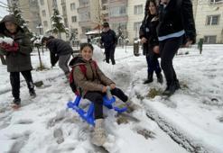 Bitlis'te kar yağışı çocuklara yaradı, sokaklara dökülüp kartopu oynadılar