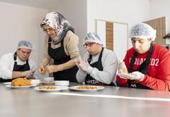 Mersin'de özel bireyler, Mutfak Atölyesi'nde yemek pişirmeyi öğreniyor