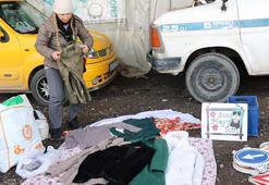 İzmir'de bir kadın ikinci el eşya satarak sokak hayvanlarına mama alıyor