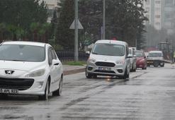 Samsun'da şok eden görüntüler! Çukura düşen 20'ye yakın aracın tekerleri patladı