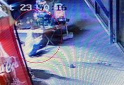 Bu da oldu! Mersin'de dükkanın önündeki çam ağacı çalındı