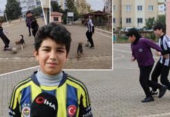 Kozan'da okul bahçesinde renkli görüntüler! Maç yapan çocuklara eşlik etti