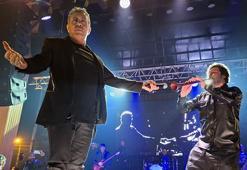 Haluk Levent 2025'in ilk dakikalarına depremzedelerle girdi! Ücretsiz konser verdi