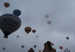 Yılın ilk güneşinin doğuşunu sıcak hava balonlarında izlediler