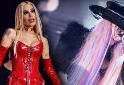 Ünlü isimler yeni yılı sahnede karşıladı! Kombinleri yılbaşı gecesine damga vurdu