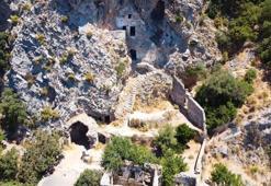 Afkule Manastırı, tarihi dokusu ve manzarasıyla ilgi çekiyor