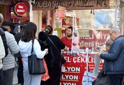 Büyük ikramiyenin çeyrek bilete vurduğu Antalya'da bayilerde 'amorti' yoğunluğu yaşanıyor