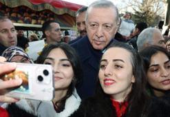Cumhurbaşkanı Erdoğan Sultanahmet Meydanı'nda vatandaşların Regaip Kandilini kutladı