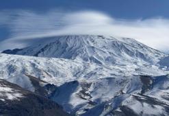 Ağrı Dağı'nda mercek bulutu oluştu: Yüksek rakımda görsel şölen