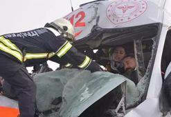 Erzurum’da can pazarı! Ambulans, TIR'a çarptı: 3 sağlıkçı yaralandı