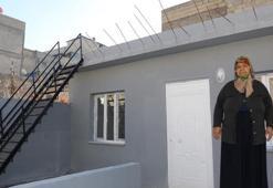 Gaziantep'te depremde evi yıkılan yaşlı kadın evine kavuştu