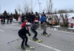 Muş'ta kayak yarışması yeteri kadar kar yağmadığı için asfaltta yapıldı