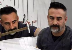 Kaporta ustası, araçları doktor kıyafeti giyerek tamir ediyor