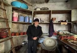 15 metrekarede 65 yılını geçiren usta görenleri hayrete düşürüyor