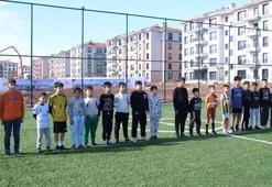 Bakan Kurum, depremzede Hüseyin’e verdiği halı saha sözünü tuttu