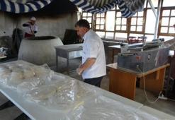 Malatya'da depremzede esnaf ve eşi tandır ekmeği geleneğini sürdürüyor