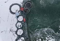 Erzincan'da balıkçıların buzlu göldeki balıkçılık mücadelesi görüntüleri Antarktika'yı anımsattı!