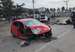 Amasya'da iki otomobilin karıştığı kazada 1'i ağır 6 kişi yaralandı araçlar büyük hasar aldı