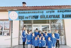 Öğrencilerini 90'lı yıllara götürdü! Herkese mavi önlük giydirdi, sınıfta  soba yaktı
