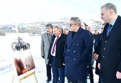 Buz tutan Çıldır Gölü'nde resim sergisi açıldı