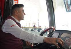 Adıyaman'da  otobüs firması yolcularına çiğ köfte yoğurup ikram etti