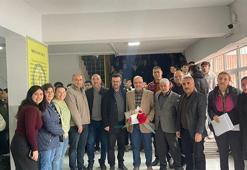 Hatay'da 43 yıllık öğretmene duygusal veda! Alkışlar ve karanfillerle uğurlandı