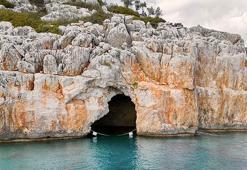 Antalya'da foklarının yuvası iki mağaraya zincirli koruma!
