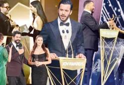 Türkiye'nin ünlü isimleri Riyad'daki ödül töreninde İngilizce konuşmalarıyla gündem oldu