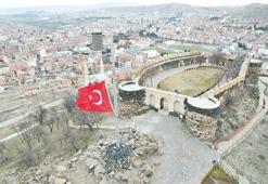 Milli yas ilan edilmesiyle İstanbul'da bayraklar yarıya indirildi