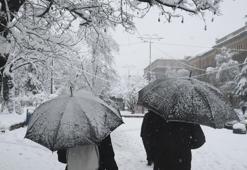 Beklenen kar nihayet İstanbul'a geliyor! Meteoroloji'den peş peşe kritik uyarı geldi: Gün ve saat verildi