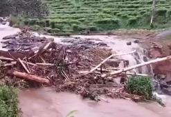 Endonezya'da meydana gelen selde can kaybı 20'ye yükseldi