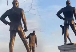 İstanbul'da Atatürk heykeline saldıran kişi gözaltında