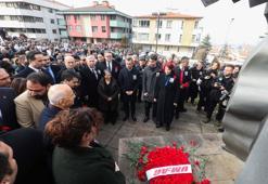 Gazeteci Yazar Uğur Mumcu bombalı saldırıya uğradığı evinin önünde anıldı
