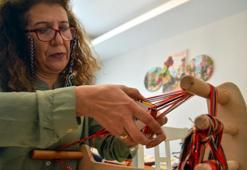 Desene göre hazırlanan kartlar yüzlerce yıllık motiflere işliyor: Annesinden gördüğü geleneksel dokuma yöntemi "çarpana"nın ustası oldu