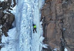 Donmuş şelaleye tırmandılar! Iğdır'da dağcılardan görsel şölen