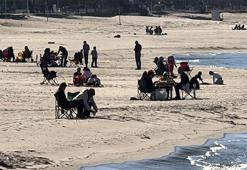 Burası ne Antalya ne de Bodrum! Termometreler 19 dereceyi gösterdi, vatandaşlar plaja akın etti