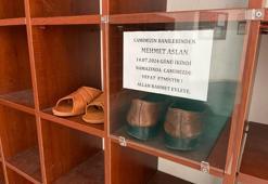 Aydın'da namaz kıldığı sırada hayatını kaybeden vatandaşın ayakkabıları hatıra olarak sergilendi