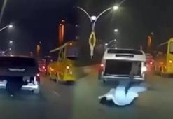 Yürekler ağıza geldi! Seyir halindeki aracın bagajından böyle düştü