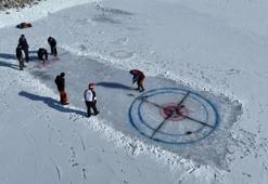 Donmuş gölü spreyle boyayıp curling oynadılar!